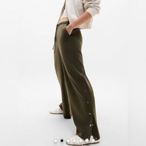 Athleta Green Wide-Leg Pants Size Medium NWT